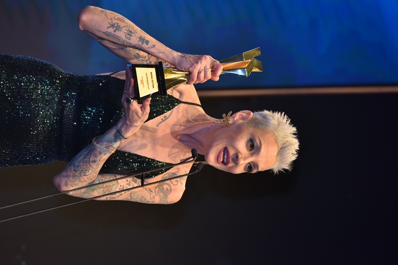 Berna Öztürk :  �Y�l�n En Ba�ar�l� Dj�i� Ödülüyle Ba�ar�s�n� Taçland�rd� 
